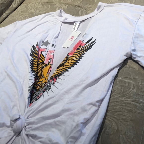 Front knot, low v-neck, graphic tee - Picture 3 of 3